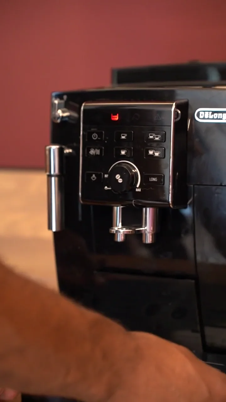 Vidéo : remplir l'eau, ajouter du café, vider le bac à marc