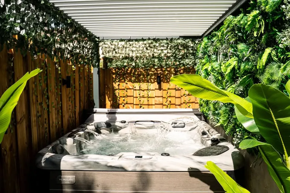 Jacuzzi sous la pergola