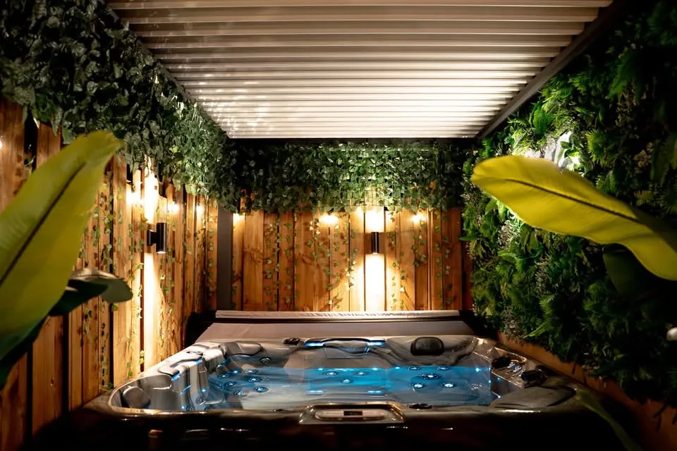 Jacuzzi sous la pergola, vue d'ensemble